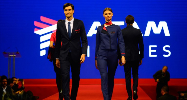 Novo uniforme da LATAM é assinado por Pedro Lourenço