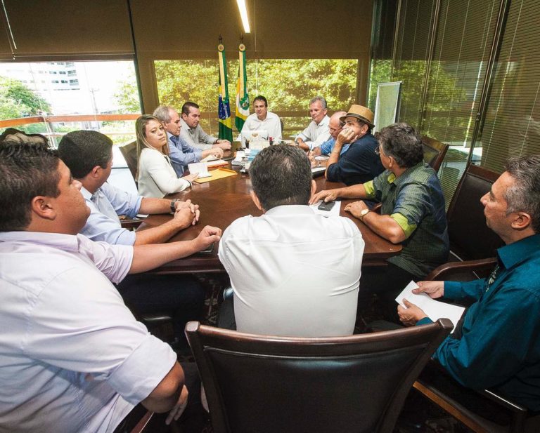 GOVERNADOR CAMILO SANTANA REUNIU-SE COM PREFEITOS