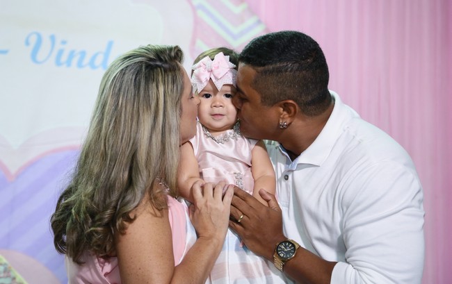 Giulia Jinkings apaga sua primeira velinha de aniversário