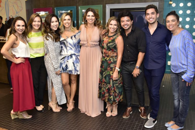 Liliana Diniz recebe it girls na Cosmic