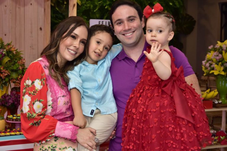 Rafaella e Tiago Asfor comemoram 2 aninhos da filha Bianca