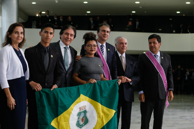 Camilo é agraciado com a maior comenda da Educação brasileira