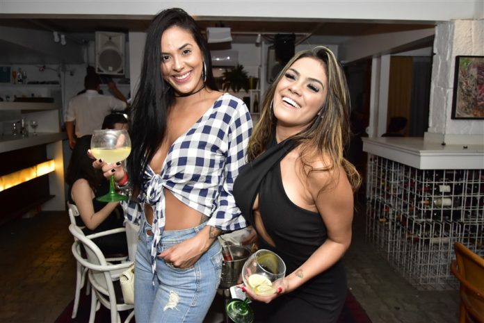 Thais Silva E Ketly Albuquerque