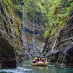 Cachoeira No Rio Levu, Encoberta Pela Floresta Em Viti Levu, A Principal Ilha De Fiji.