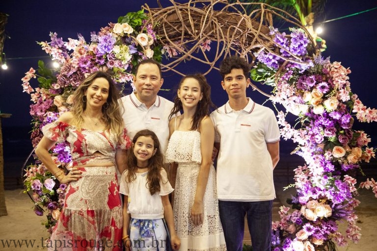 Giselle Fujita comemora aniversário em clima de pôr do sol no Porto das Dunas