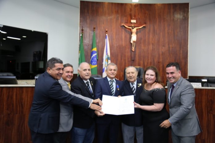 Firmo Camurça Recebe A Medalha Boticário Ferreira (1)