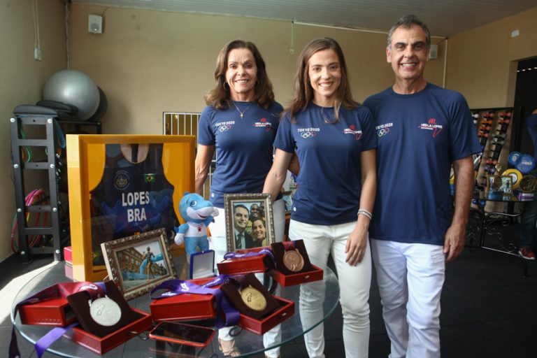 Triatleta Vittoria Lopes recebe homenagem por classificação para Tókyo