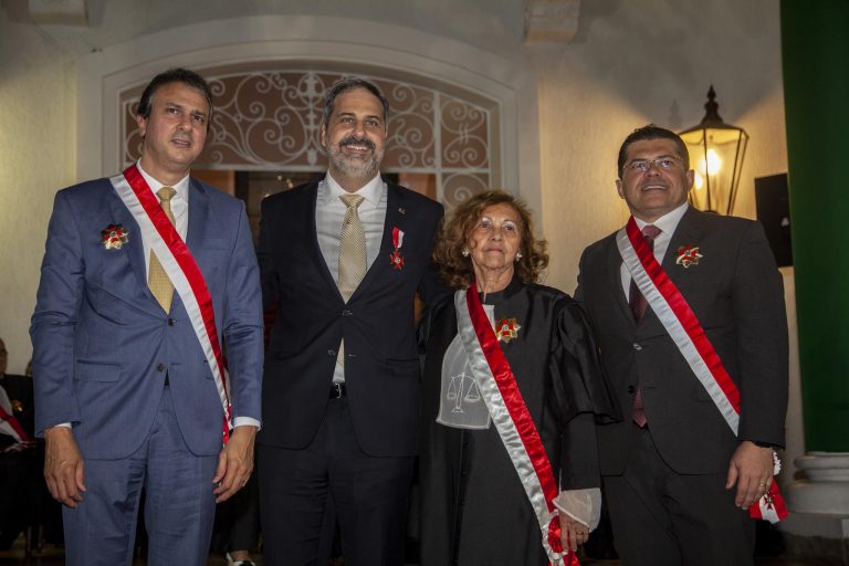 Camilo Santana e personalidades recebem Medalha da Ordem Alencarina do Mérito Judiciário