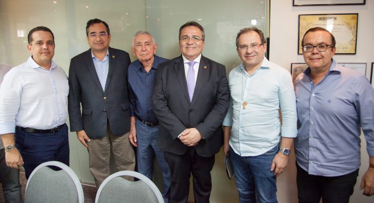 Amigos em Ação recebe Romildo Carneiro Rolim em almoço-debate