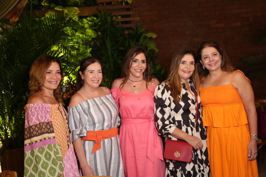 Suyane Dias Branco e Cristiane Farias ganham festa de aniversário surpresa