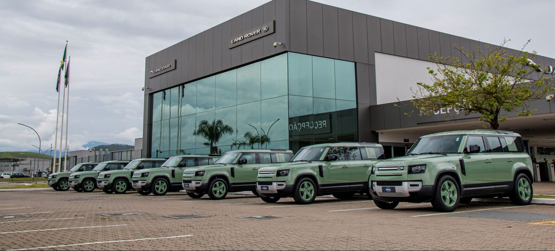 Aniversário da Land Rover celebrado nas alturas - Creative News