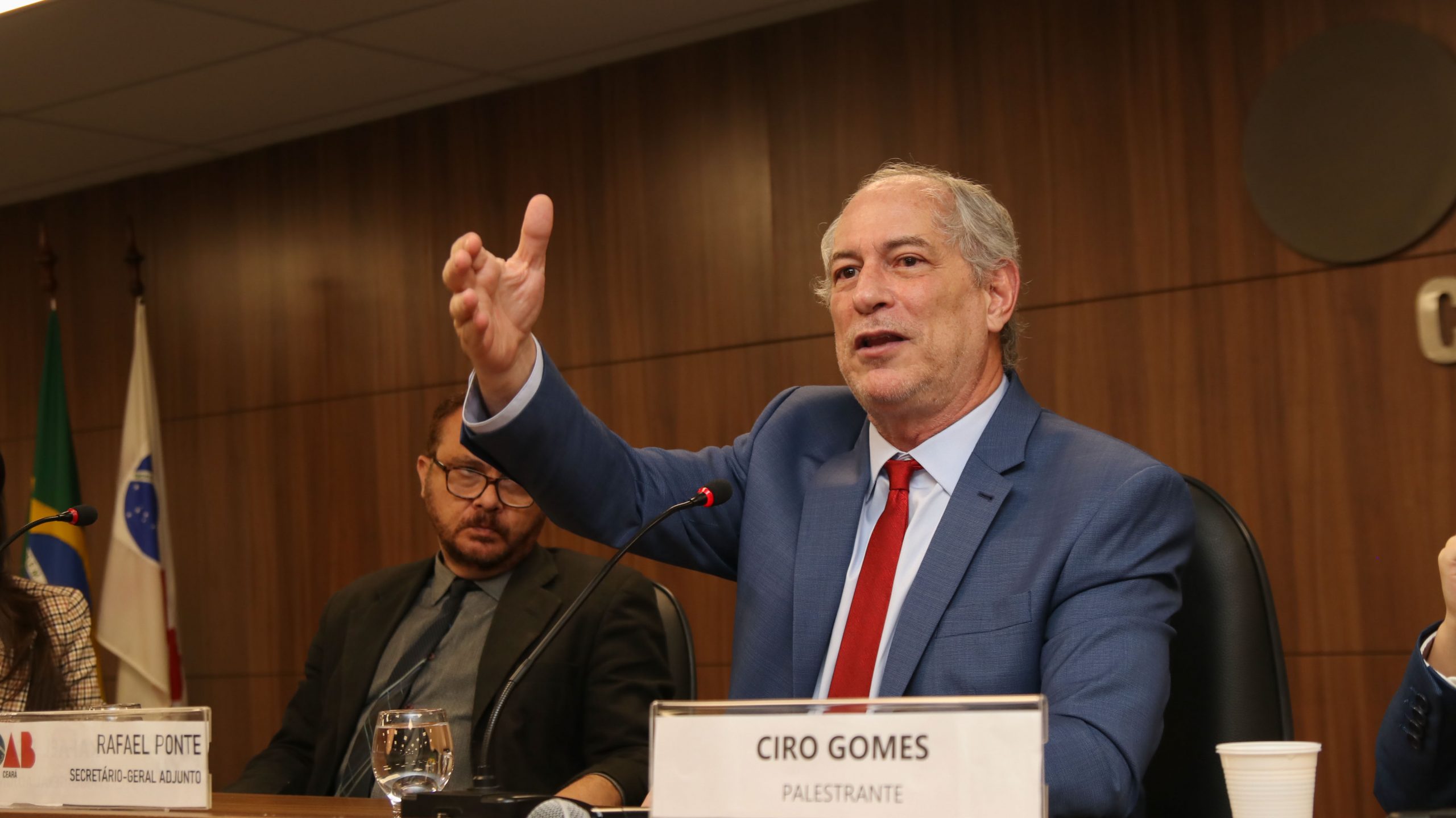 Ciro Gomes palestra em evento promovido pela OAB CE