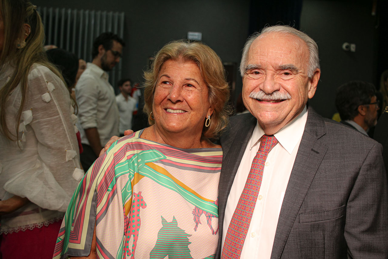 Ana Lúcia Bastos E Ednilton Soares